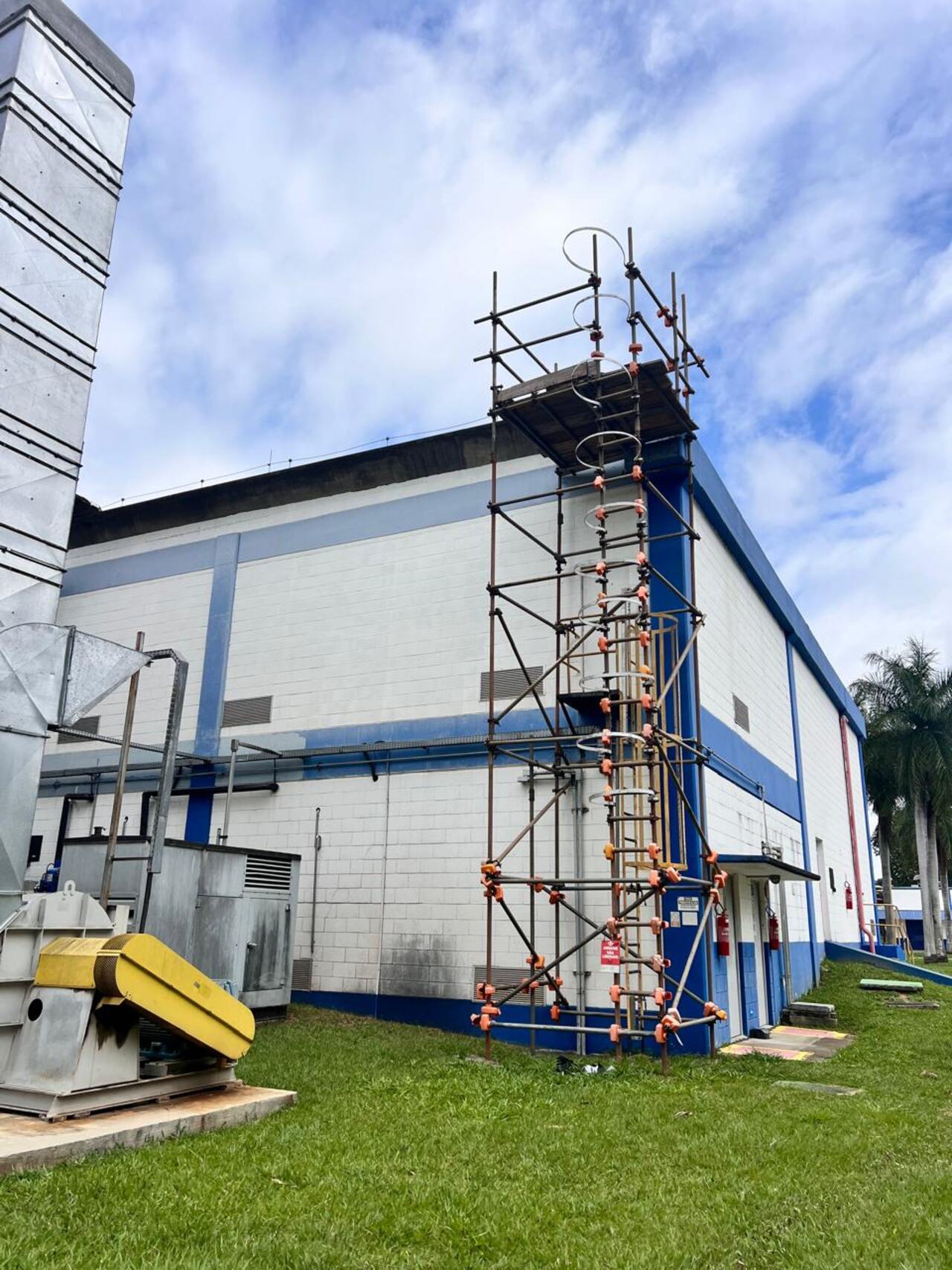 Andaime tubo-roll em fachada de galpão industrial — Comando Equipamentos