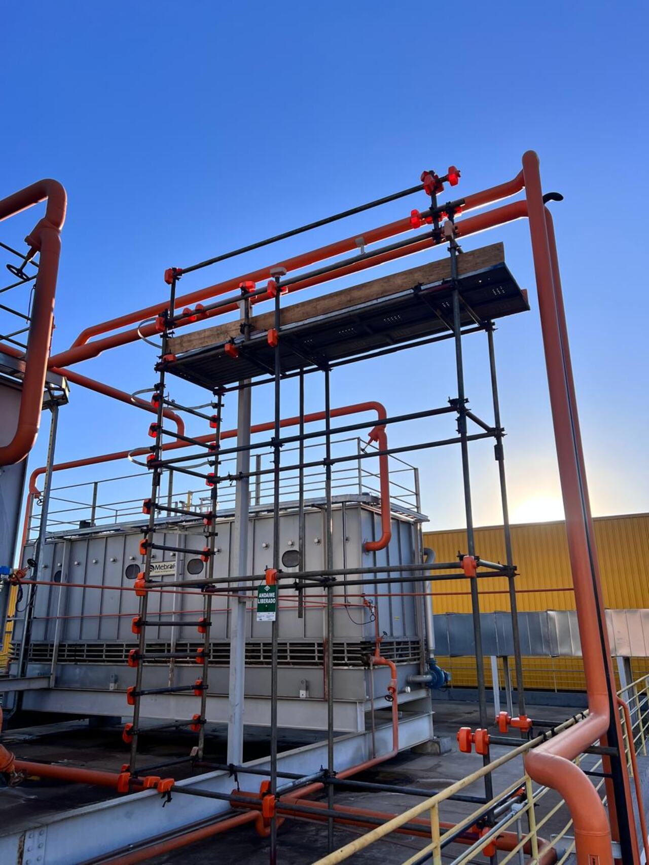 Equipe IRATA em estrutura tubular laranja, planta industrial Sul de Minas