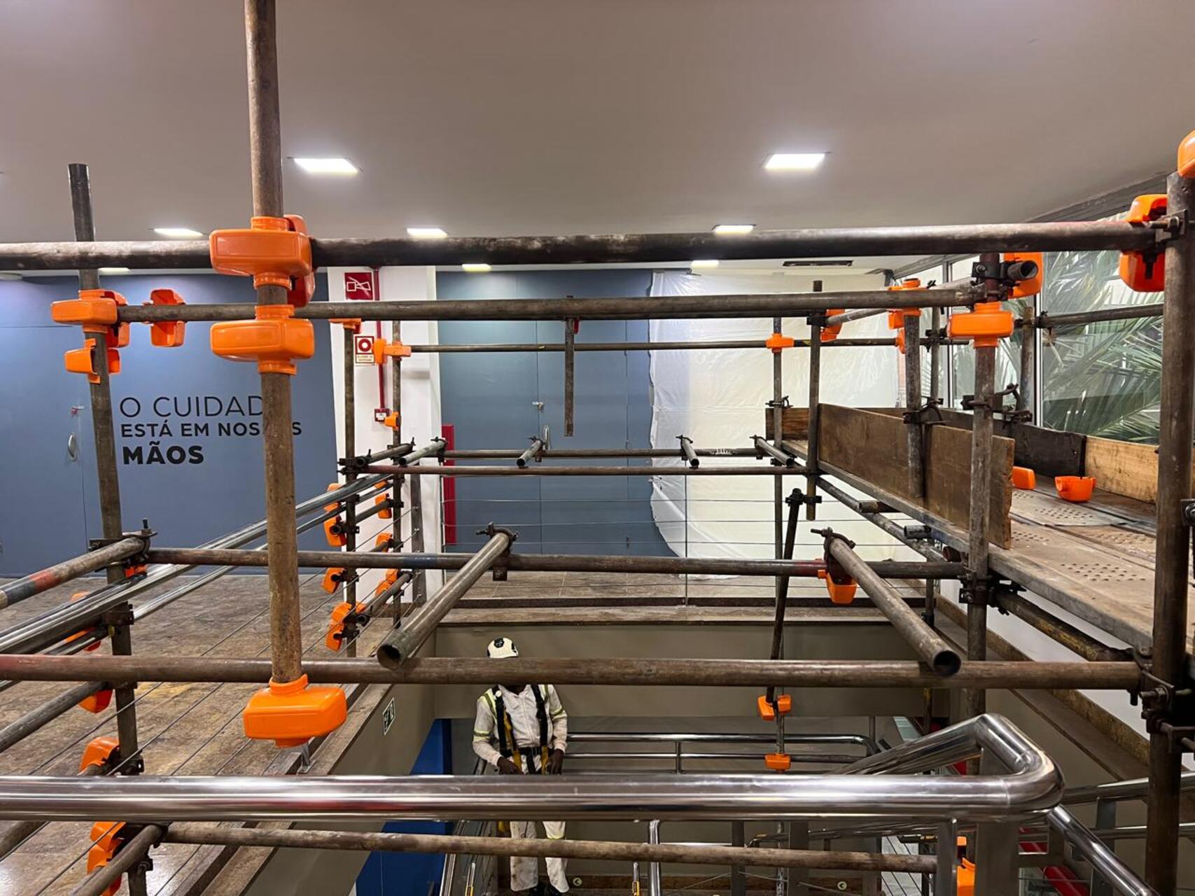 Operação industrial da Comando Equipamentos — içamento com caminhão Munck